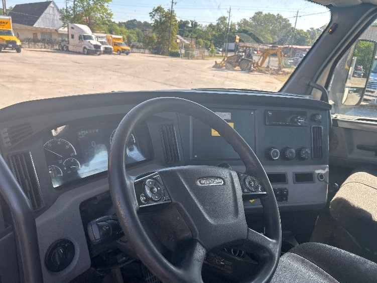 2020 Freightliner Cascadia in Macon, GA — photo 10