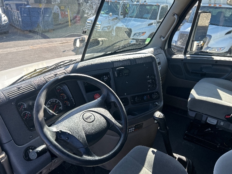 2020 Freightliner Cascadia in Torrance, CA — photo 10
