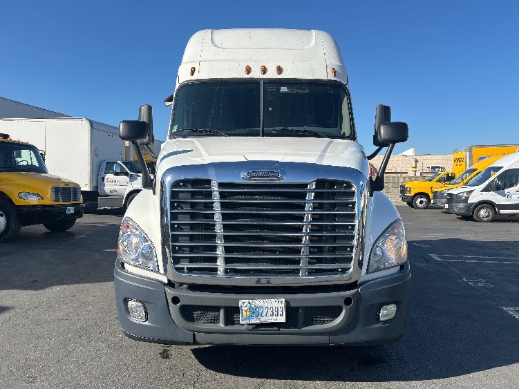 2020 Freightliner Cascadia in Torrance, CA — photo 2