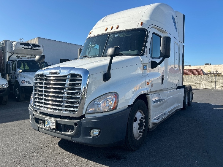 2020 Freightliner Cascadia in Torrance, CA — photo 3