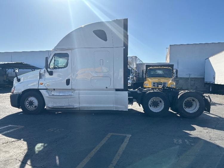 2020 Freightliner Cascadia in Torrance, CA — photo 4