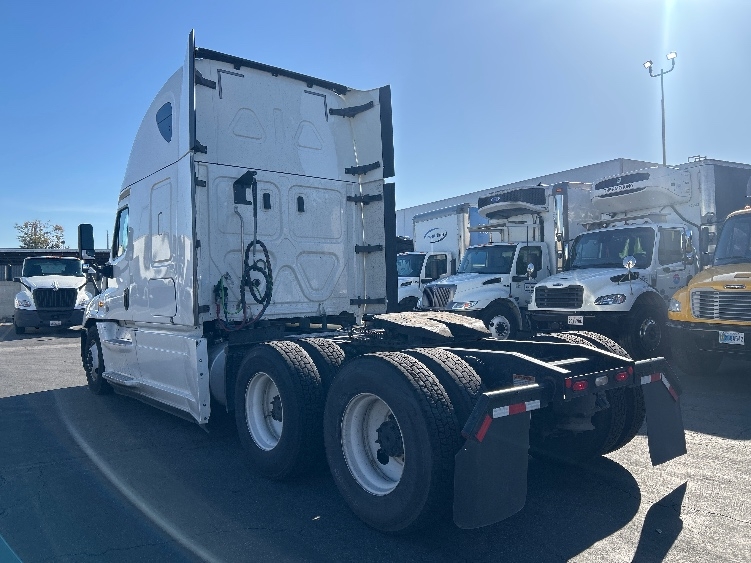 2020 Freightliner Cascadia in Torrance, CA — photo 5