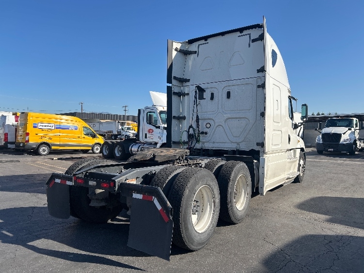 2020 Freightliner Cascadia in Torrance, CA — photo 7