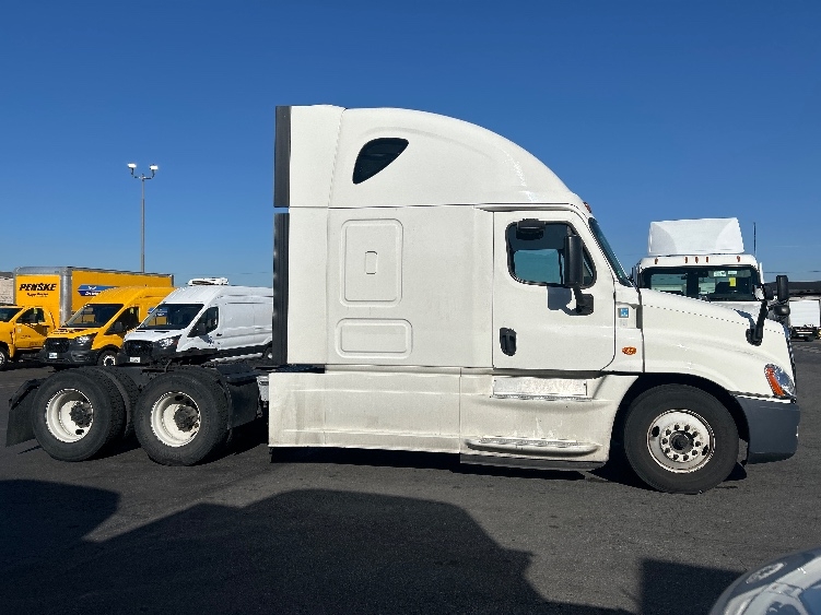 2020 Freightliner Cascadia in Torrance, CA — photo 8