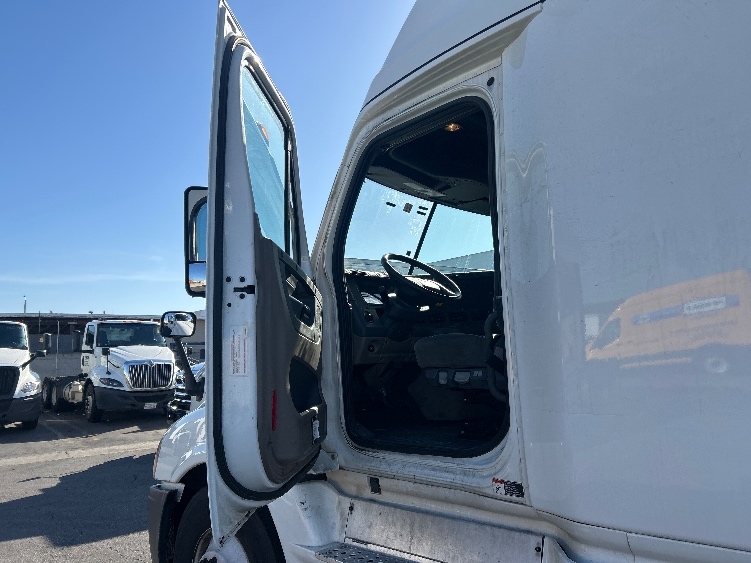 2020 Freightliner Cascadia in Torrance, CA — photo 9