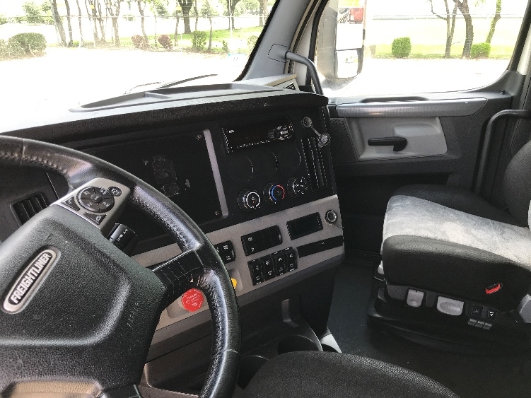 2020 Freightliner Cascadia in Houston, TX — photo 10