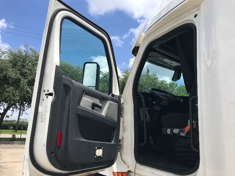 2020 Freightliner Cascadia in Houston, TX — photo 9