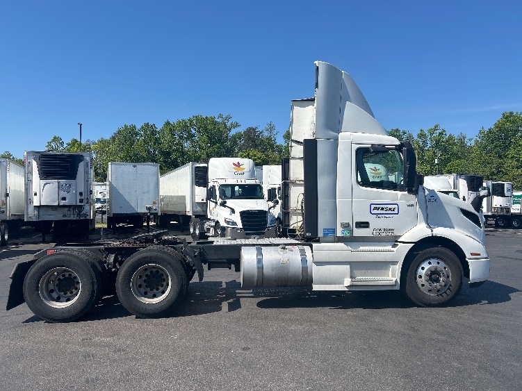 2020 Volvo VNR 640 in Eden, MD — photo 8