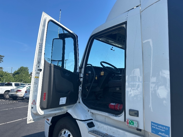 2020 Volvo VNR 640 in Eden, MD — photo 9