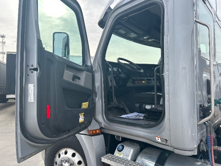 2020 Freightliner Cascadia in Goshen, IN — photo 9