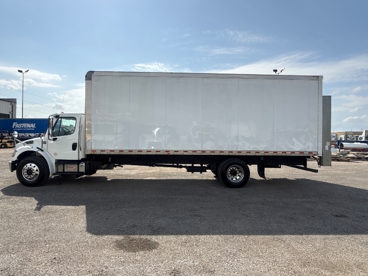 2020 Freightliner M2 106 in Dallas, TX — photo 4
