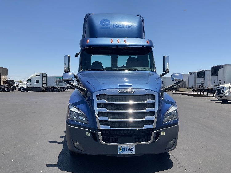 2020 Freightliner Cascadia in Phoenix, AZ — photo 2