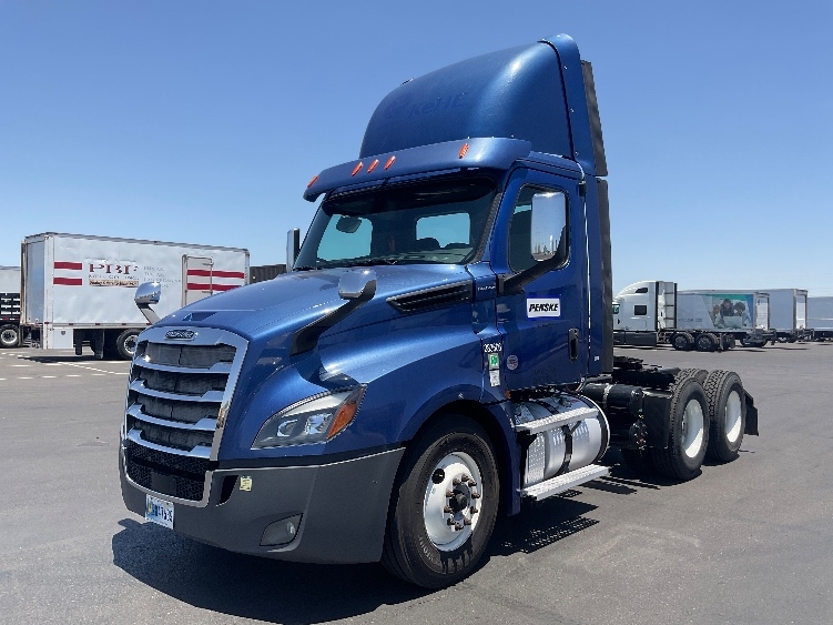2020 Freightliner Cascadia in Phoenix, AZ — photo 3