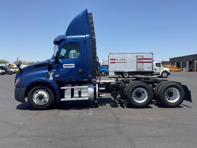 2020 Freightliner Cascadia in Phoenix, AZ — photo 4