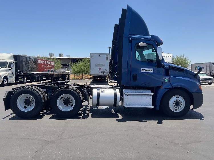2020 Freightliner Cascadia in Phoenix, AZ — photo 8