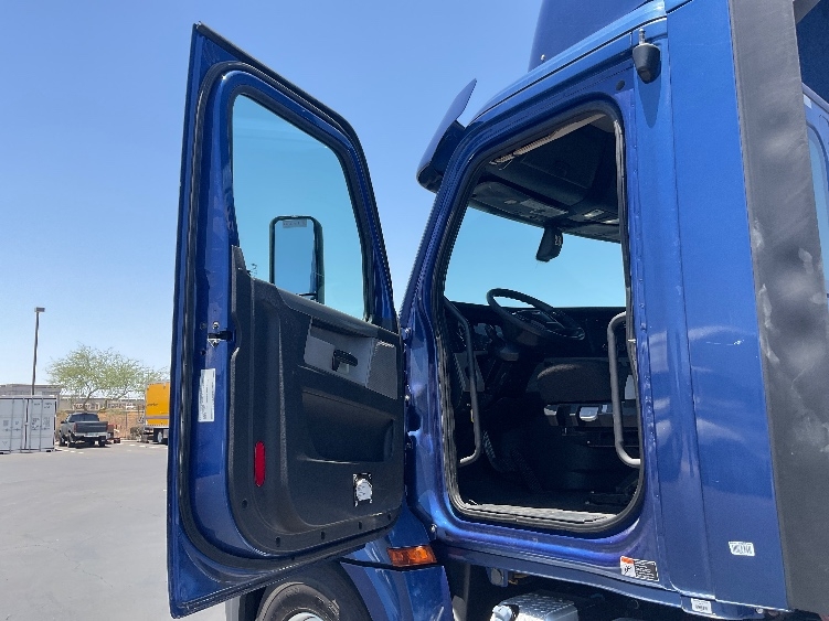 2020 Freightliner Cascadia in Phoenix, AZ — photo 9