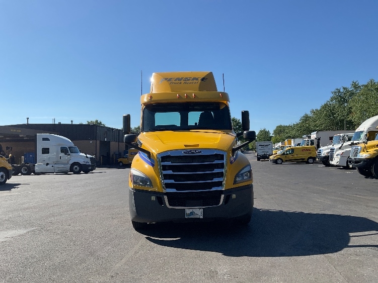 2020 Freightliner Cascadia in Belcamp, MD — photo 2