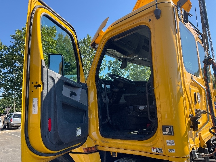 2020 Freightliner Cascadia in Belcamp, MD — photo 9