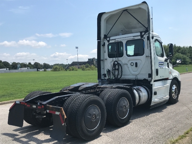 2020 Freightliner Cascadia in Evansville, IN — photo 7