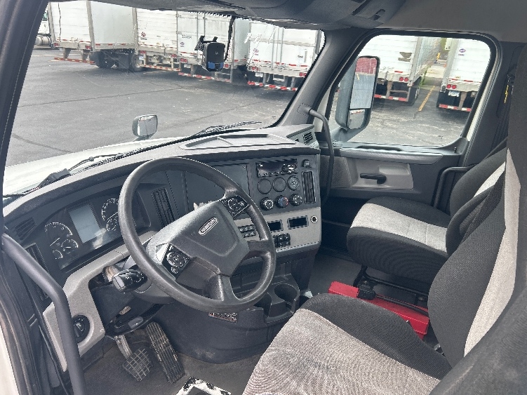 2020 Freightliner Cascadia in Indianapolis, IN — photo 10