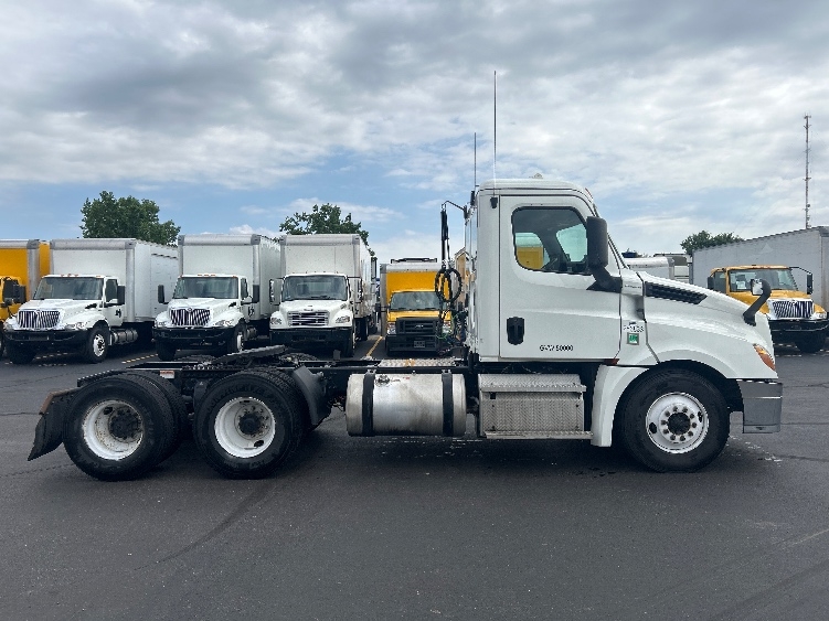 2020 Freightliner Cascadia in Indianapolis, IN — photo 8