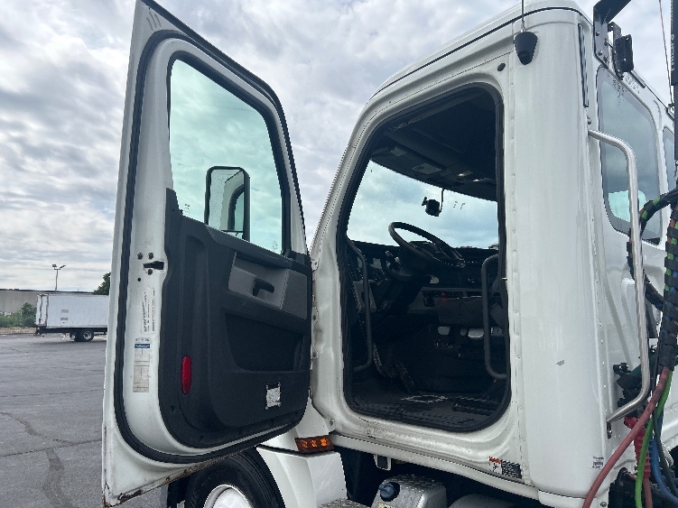 2020 Freightliner Cascadia in Indianapolis, IN — photo 9