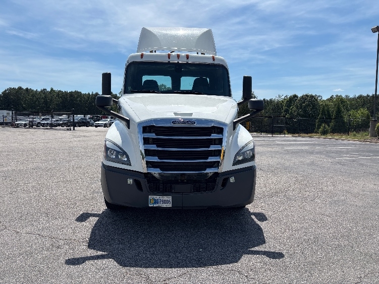 2020 Freightliner Cascadia in Sterling, VA — photo 2