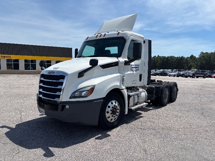 2020 Freightliner Cascadia in Sterling, VA — photo 3