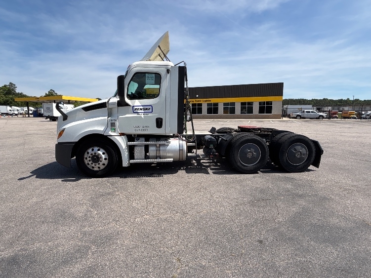 2020 Freightliner Cascadia in Sterling, VA — photo 4