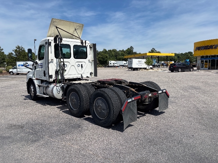 2020 Freightliner Cascadia in Sterling, VA — photo 5