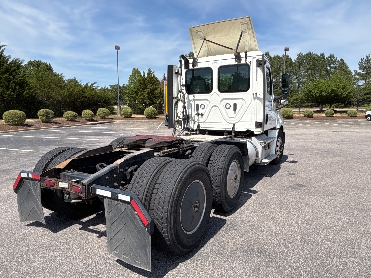 2020 Freightliner Cascadia in Sterling, VA — photo 7