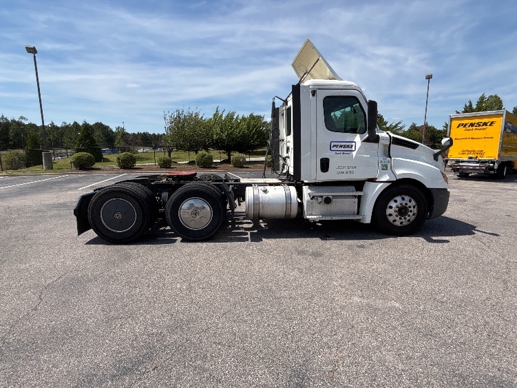 2020 Freightliner Cascadia in Sterling, VA — photo 8