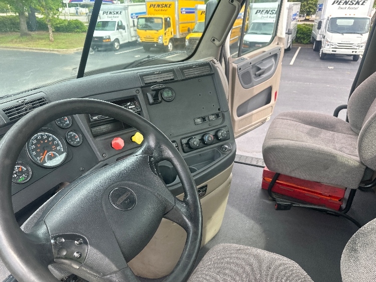 2020 Freightliner Cascadia in Forest Park, GA — photo 10