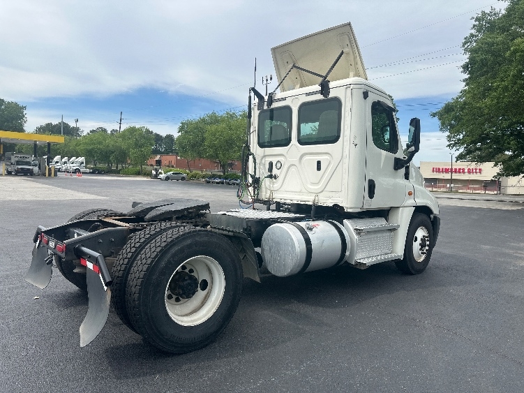 2020 Freightliner Cascadia in Forest Park, GA — photo 7