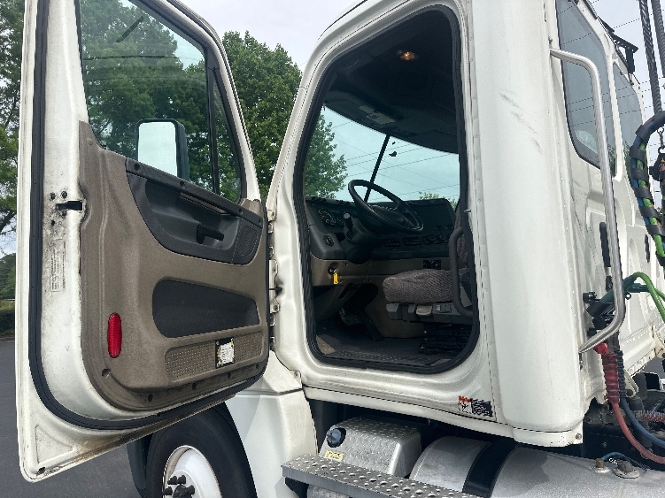 2020 Freightliner Cascadia in Forest Park, GA — photo 9