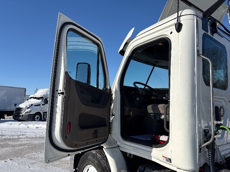 2020 Freightliner Cascadia in Wabash, IN — photo 9