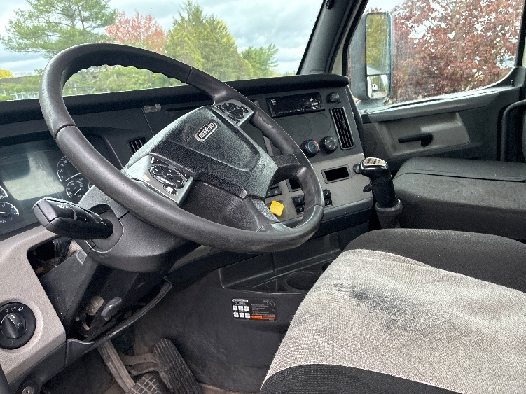 2020 Freightliner Cascadia in Franklin, MA — photo 10