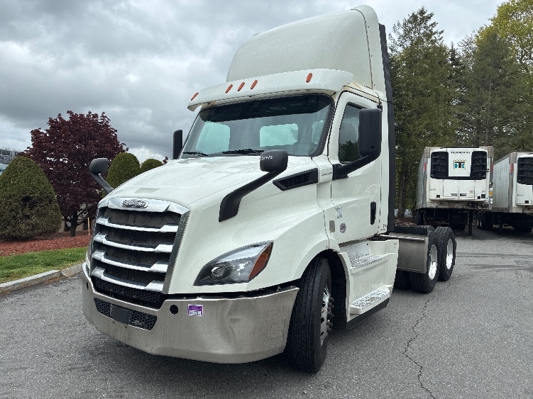 2020 Freightliner Cascadia in Franklin, MA — photo 3