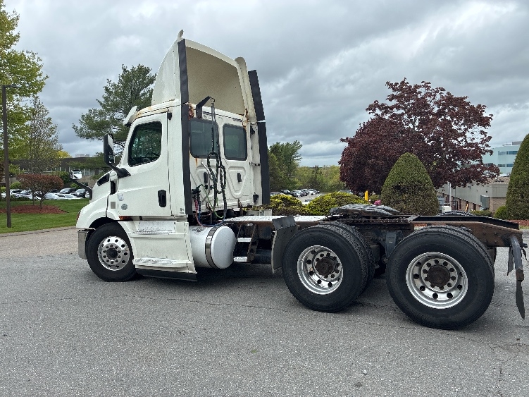 2020 Freightliner Cascadia in Franklin, MA — photo 5