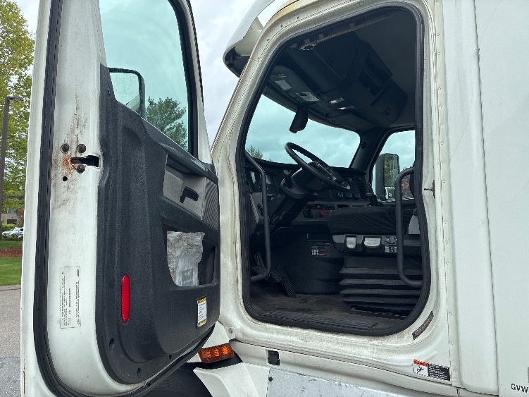 2020 Freightliner Cascadia in Franklin, MA — photo 9