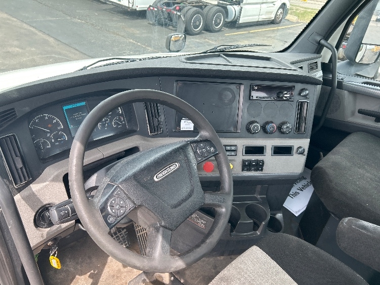 2020 Freightliner Cascadia in Sturtevant, WI — photo 10