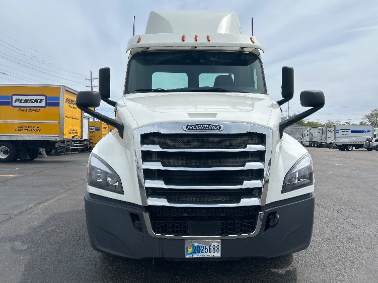 2020 Freightliner Cascadia in Sturtevant, WI — photo 2