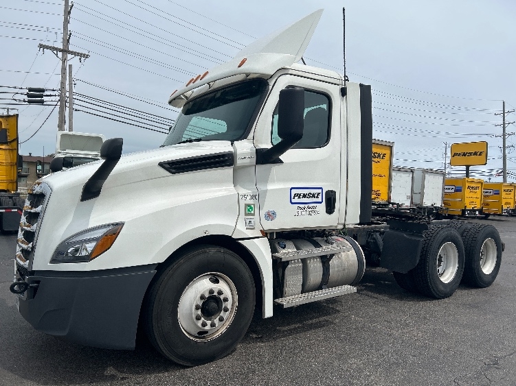 2020 Freightliner Cascadia in Sturtevant, WI — photo 3