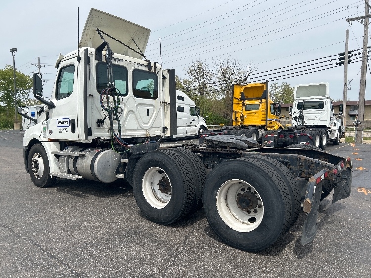 2020 Freightliner Cascadia in Sturtevant, WI — photo 5