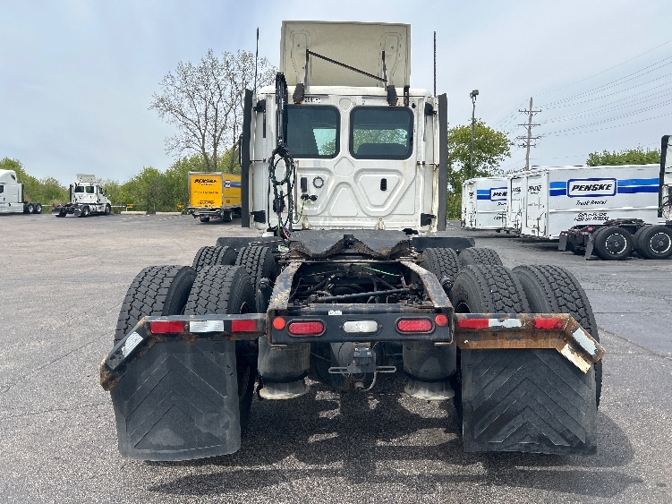 2020 Freightliner Cascadia in Sturtevant, WI — photo 6