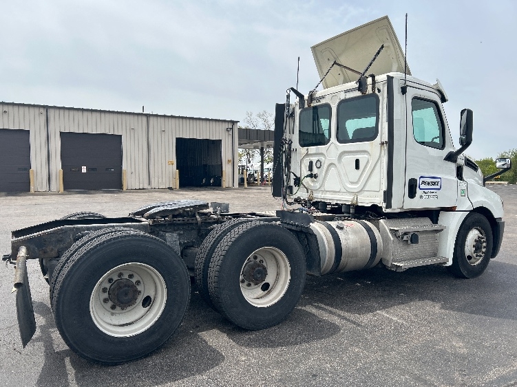 2020 Freightliner Cascadia in Sturtevant, WI — photo 7