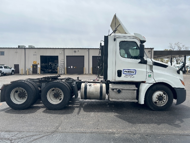 2020 Freightliner Cascadia in Sturtevant, WI — photo 8
