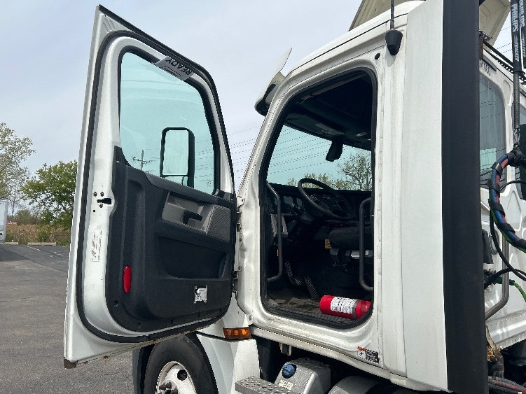 2020 Freightliner Cascadia in Sturtevant, WI — photo 9