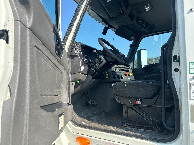 2020 International LT in Milwaukee, WI — photo 9