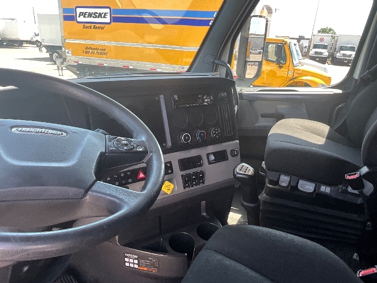 2020 Freightliner Cascadia in Dallas, TX — photo 10